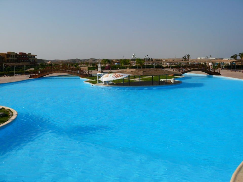 Baseny przy hotelu solymar Malikia Resort Abu Dabbab