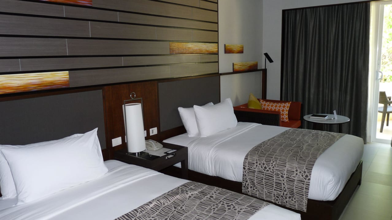 Mit 'queensize'-Betten, hinten geht's zum Balkon Holiday Inn Resort Phuket