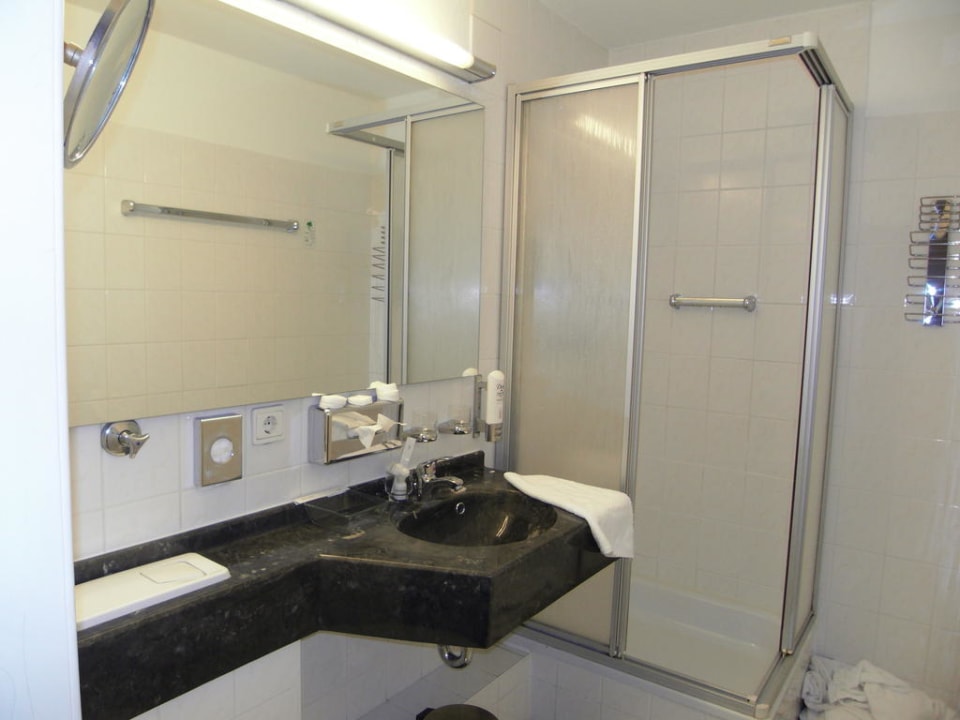 Badezimmer  Zimmer 25 Relexa Hotel Bellevue Hamburg