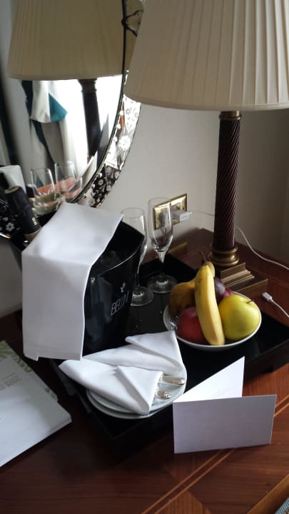 Begrüßung Obstschüssel mit Prosecco  The St. Regis Venice