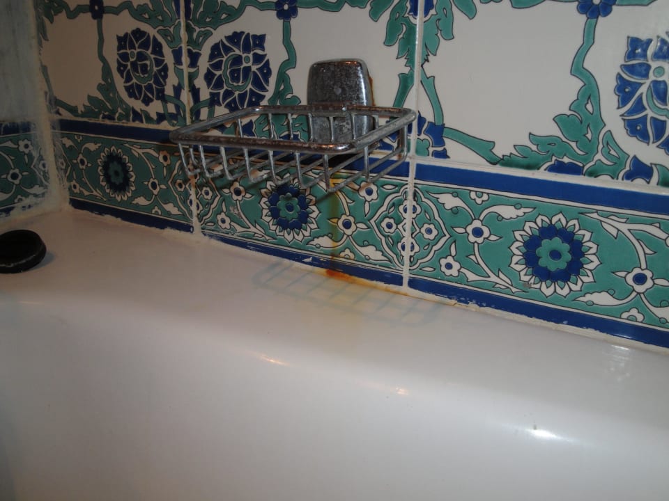 Nicht geputzte Badewanne Hotel El Mouradi Skanes Beach