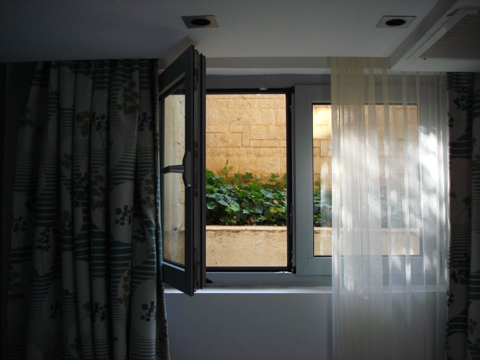 Schlafzimmer mit Lichtschacht Maistra Select Belvedere Resort