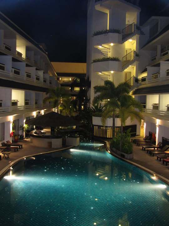 Pool bei Nacht Swissotel Resort Phuket Patong Beach