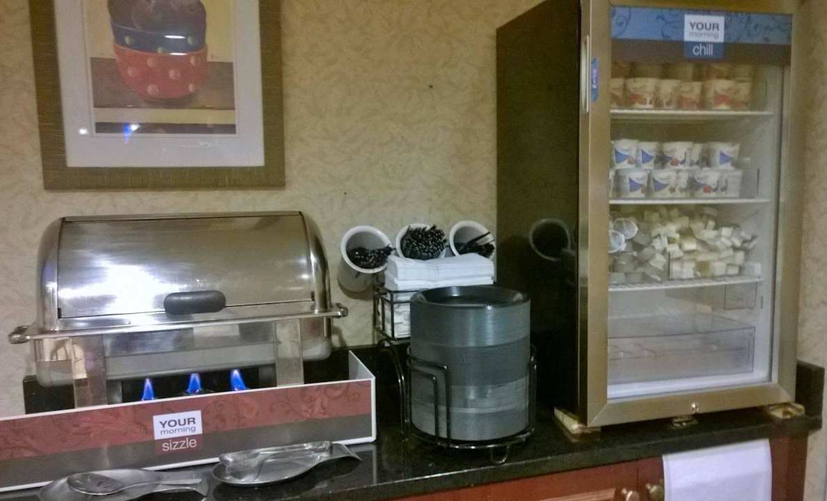 Ein Teil des Frühstücksbuffets Hotel Comfort Inn Warwick Airport