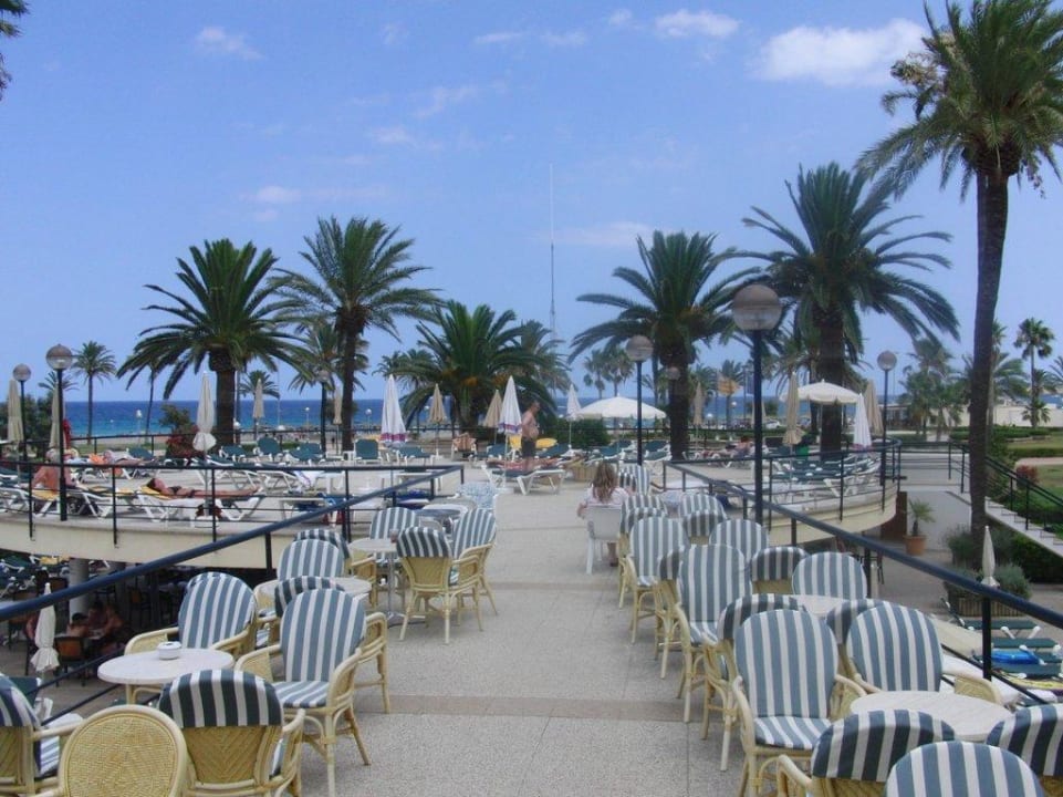 Terrasse und Liegeplätze für den Pool allsun Hotel Bahia del Este