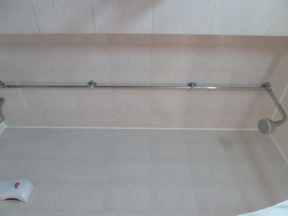 Nur leicht verstellbarer Duschkopf Hotel Premier Inn London Hammersmith