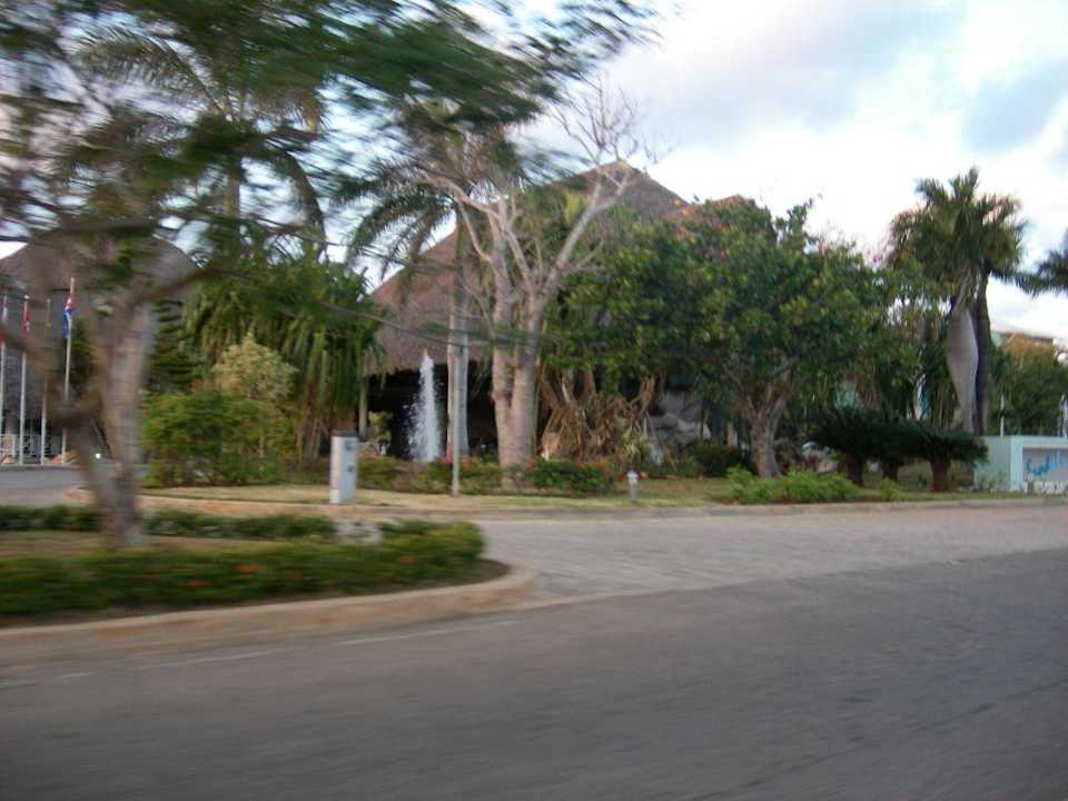 Die zufahrt zum hotel Royalton Hicacos Resort & Spa - Adults only