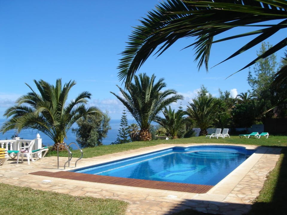 Der Pool mit Liegewiese Residencial Rolando