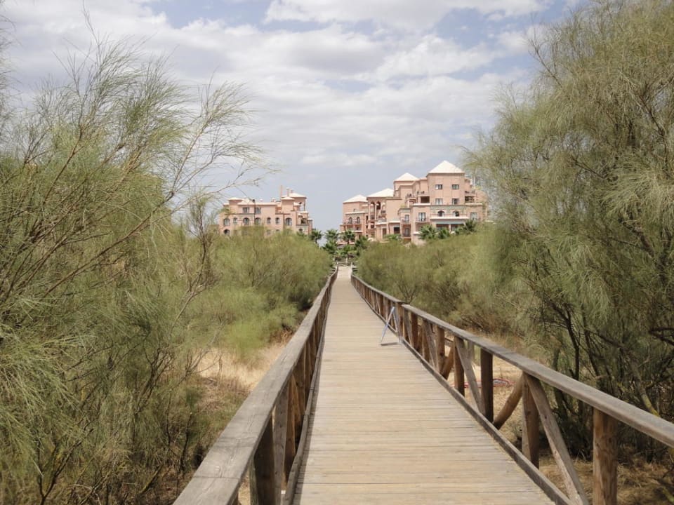 Steg vom Strand zur Promenade mit Hotelansicht Playacanela Hotel