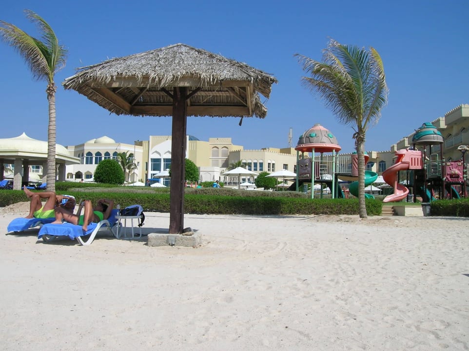Blick auf das Hotel vom Strand aus Wyndham Garden Salalah Mirbat