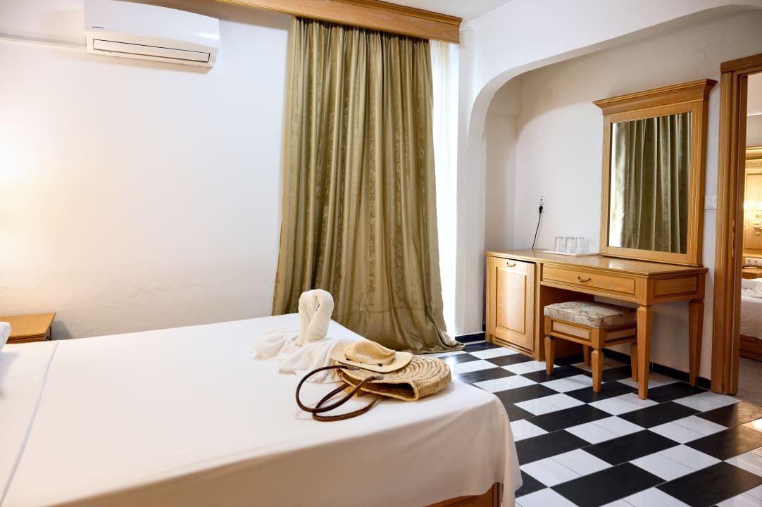 Zimmer Greek Pride Seafront Hotel