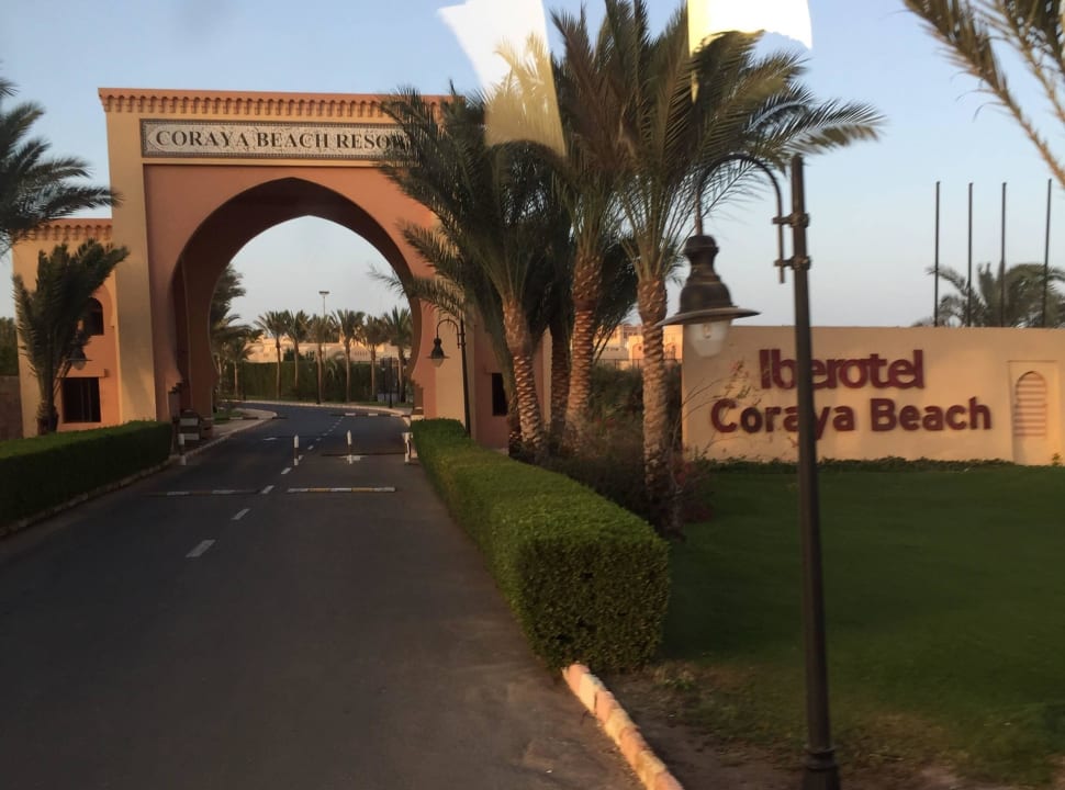 Einfahrt Steigenberger Coraya Beach - Adults only