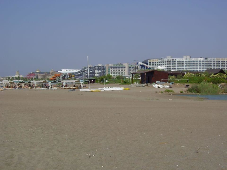 Blick vom Strand mit den Nachbarhotels Limak Lara Deluxe Hotel & Resort