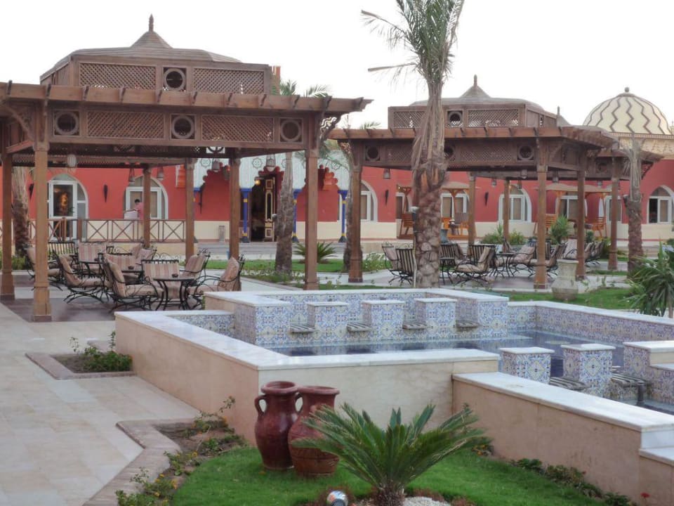 Sitzmöglichkeiten zwischen den Restaurants Pickalbatros Alf Leila Wa Leila Resort - Neverland Hurghada