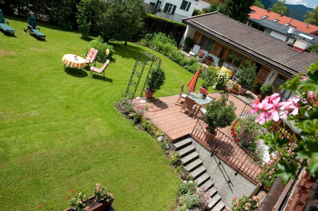 Garten mit Bungalow Gästehaus Zibert