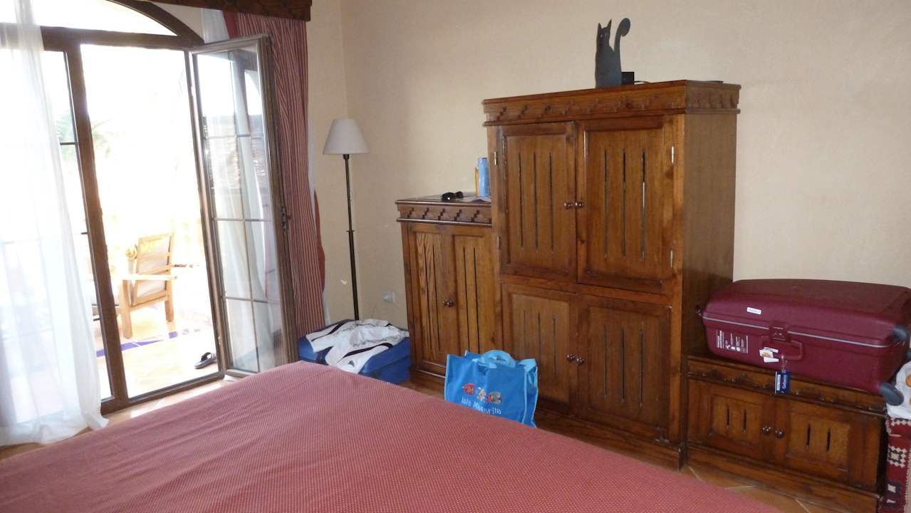 Im Schrank befindet sich der Fernseher Grand Makadi