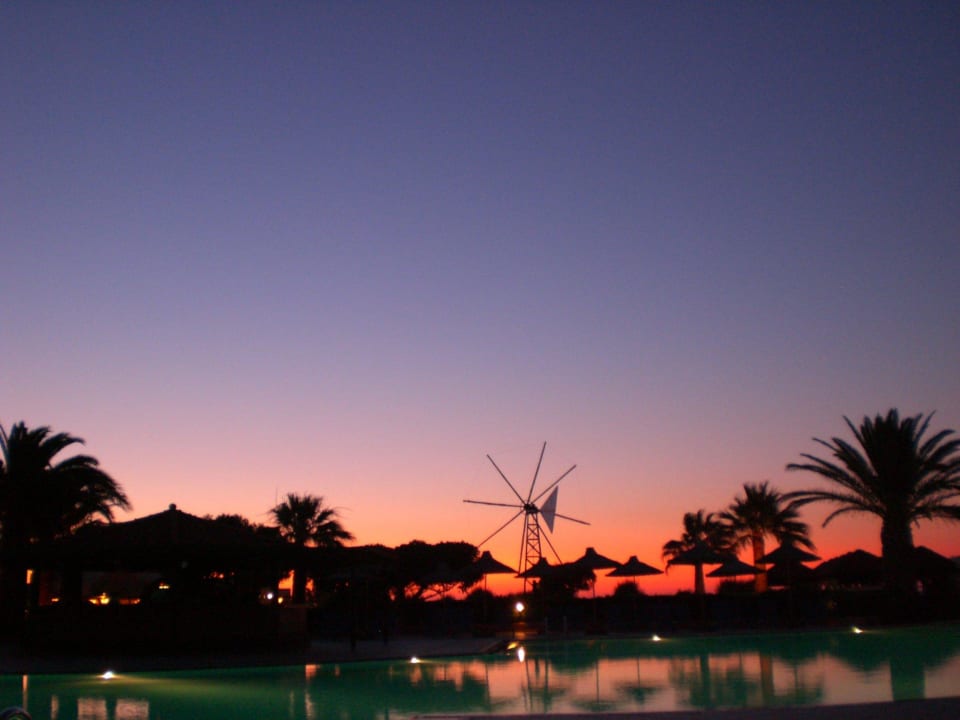 Sonenuntergang Anissa Beach & Village