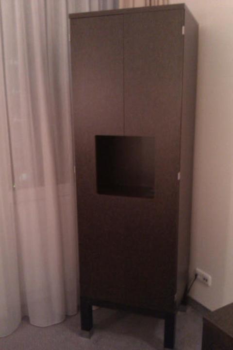 Schrank (geschlossen) mit TV-Gerät & Wasserkocher Mercure Muenchen Ost Messe