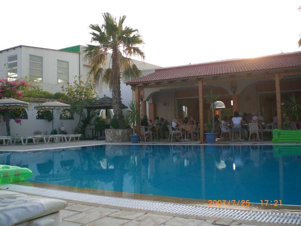 Pool und Restaurant Hotel Faliraki Bay