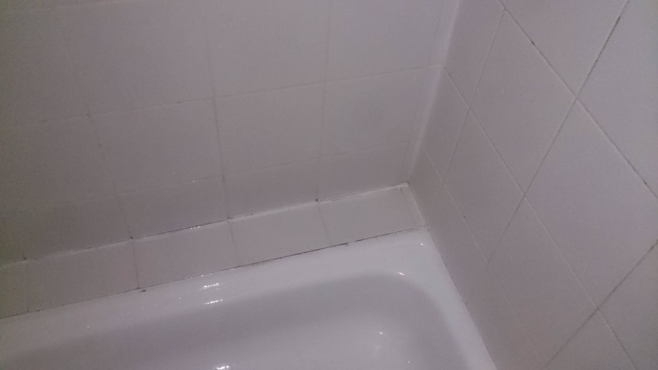 Nicht gut zu sehen, aber komplett schimmlig Hotel Aron