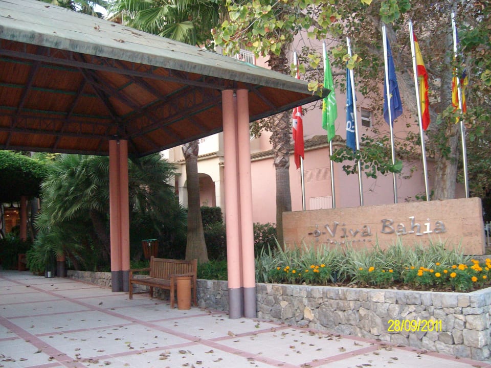 Eingang Hotel mit Viva Bahia Logo Zafiro Bahia