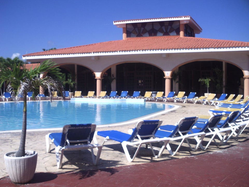 Hotelpool vor dem Hauptrestaurant Starfish Cuatro Palmas