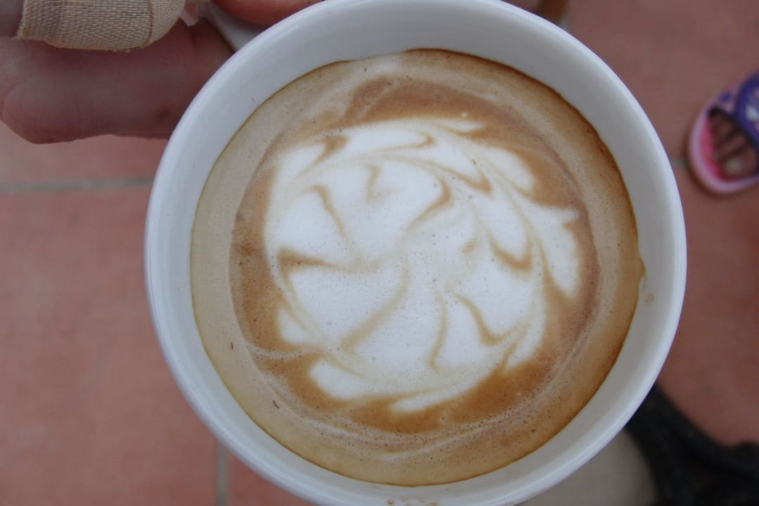 Cappuccino-Kunst ohne Schablone Jaz Solaya