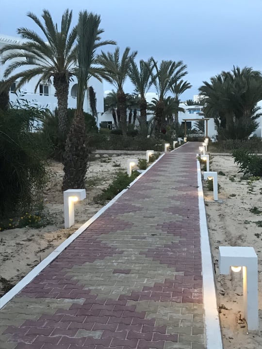 Beleuchteter Weg von der Anlage Richtung Strand Hotel El Mouradi Djerba Menzel
