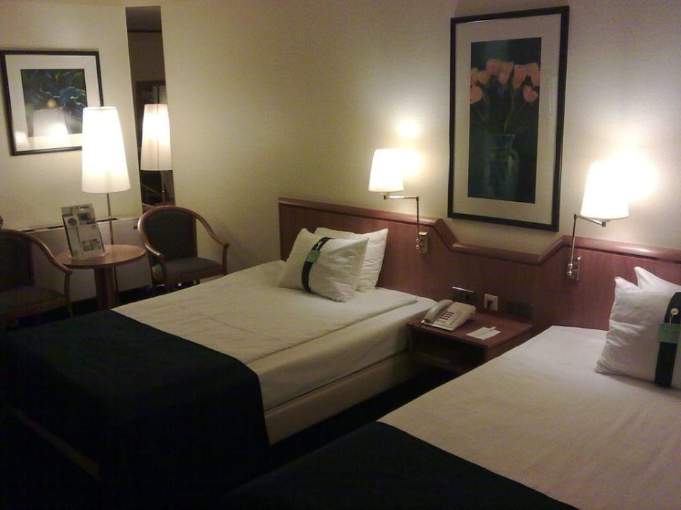 Zimmer: 2 angenehm große Betten Leonardo Hotel Hannover Airport