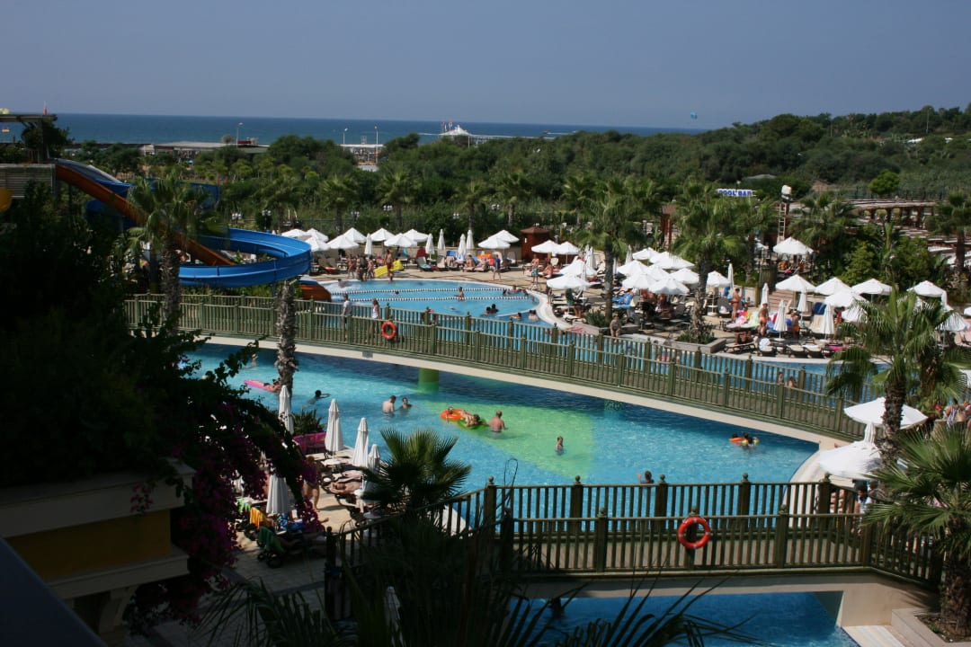 Ausblick von Zimmer auf Meer und Pool Diamond Excellence Resort & Spa