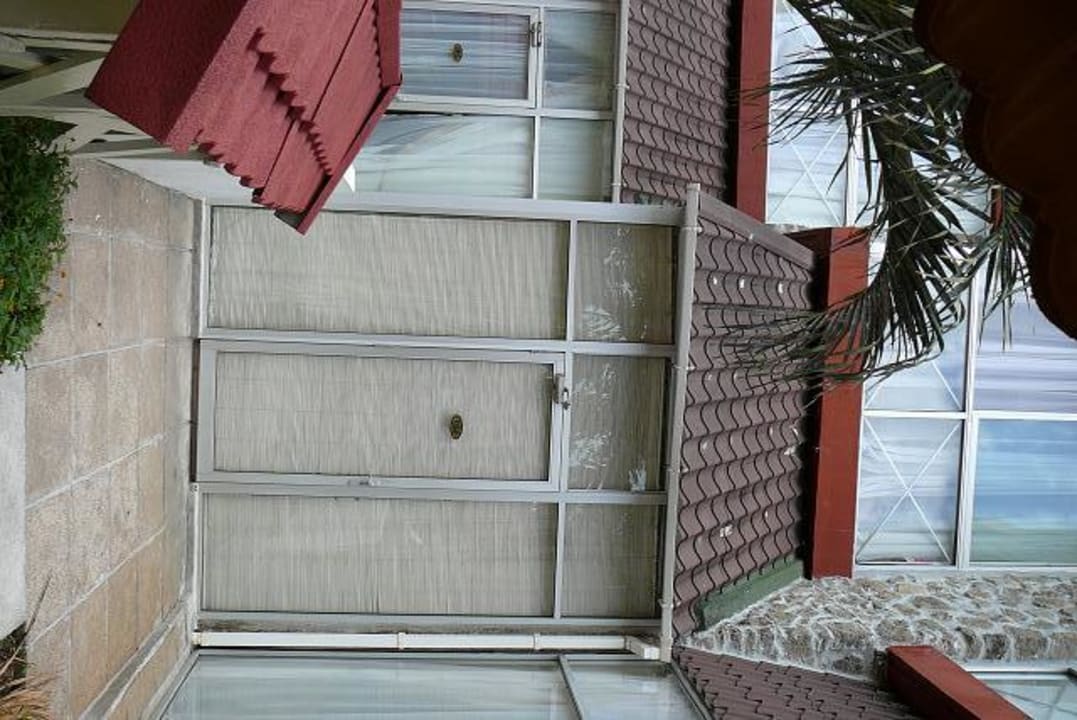 Eingangsbereich des Komfortzimmer im Erdgeschoss Berjaya Beau Vallon Bay Resort & Casino