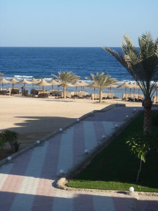 Weg zum Hotelstrand Three Corners Sea Beach Resort