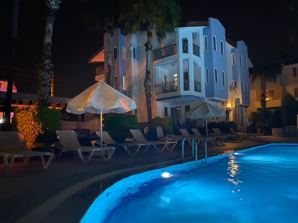 Pool Side Papaya Apart Hotel