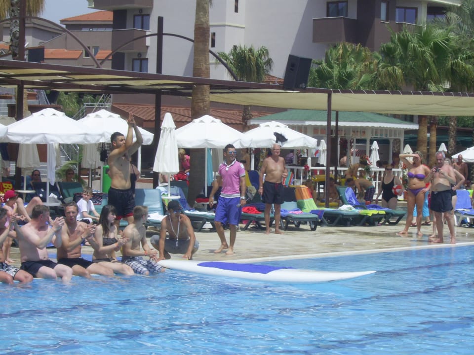 Poolspiele & alle sind dabei Hane Family Resort