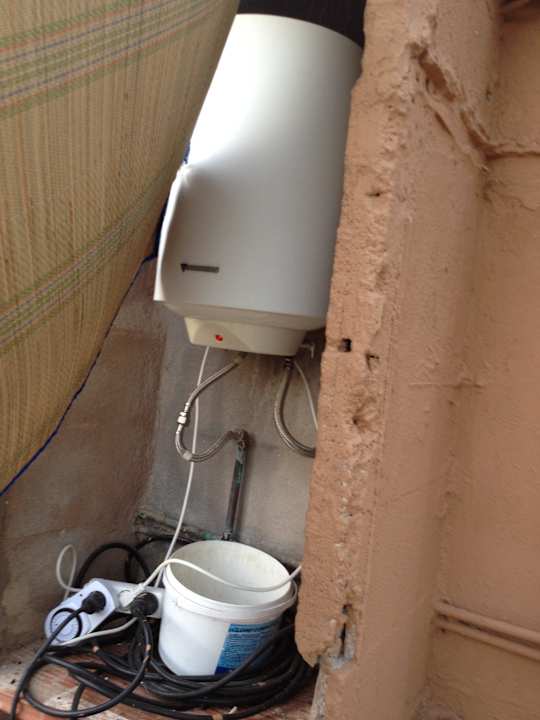 Gefährliche Elektrik direkt neben Außendusche Finca Kalotta