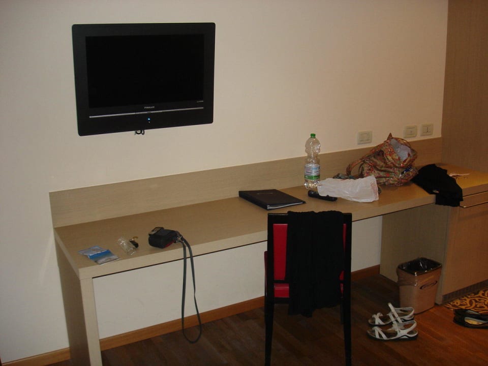 Arbeitsfläche und TV-Gerät Airporthotel Verona Congress & Relax
