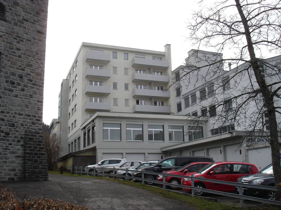 Rückseite mit Hotelparkplatz Hotel Drei Könige