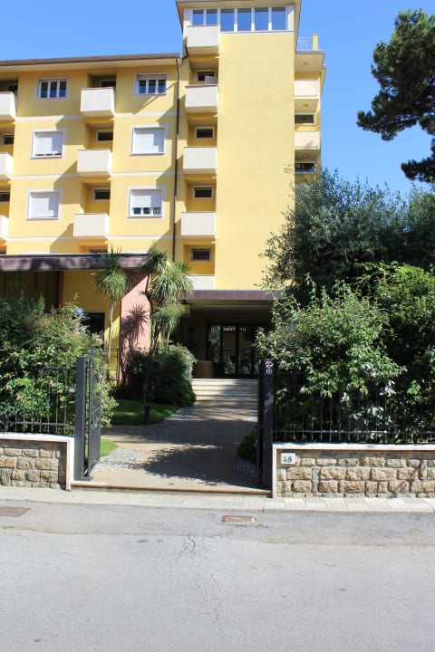 Der Hoteleingang Hotel Venezia Marina di Pietrasanta