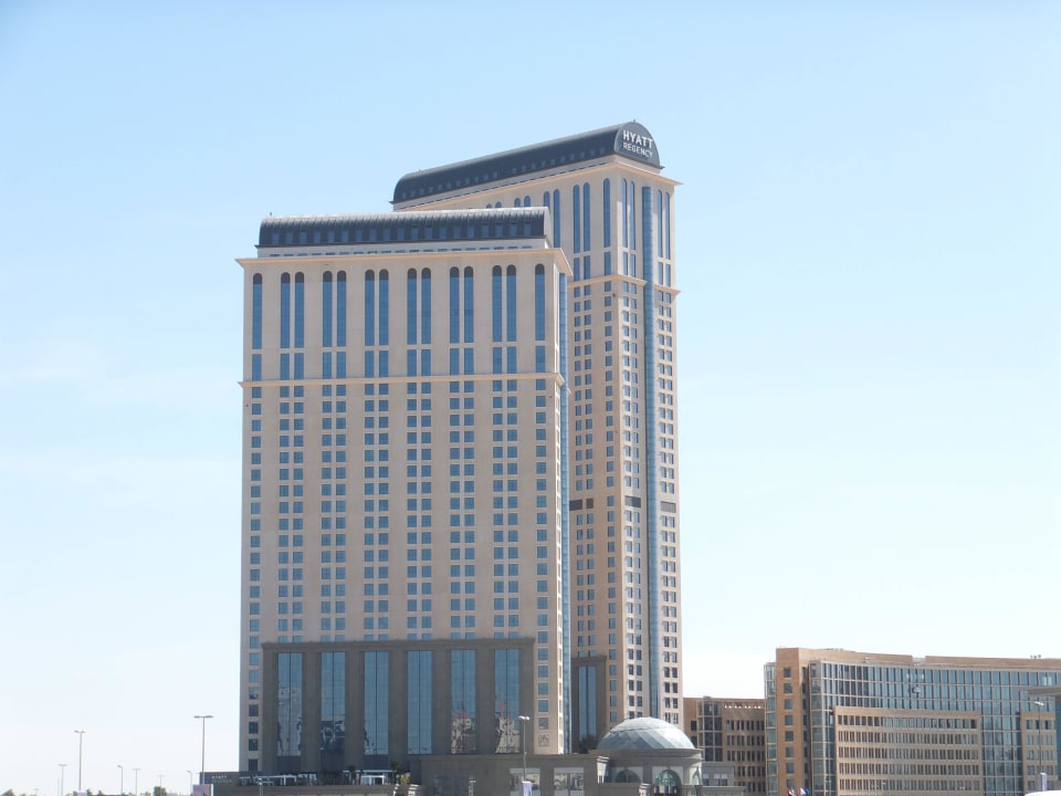 Blick von der Straße Hyatt Regency Dubai Creek Heights