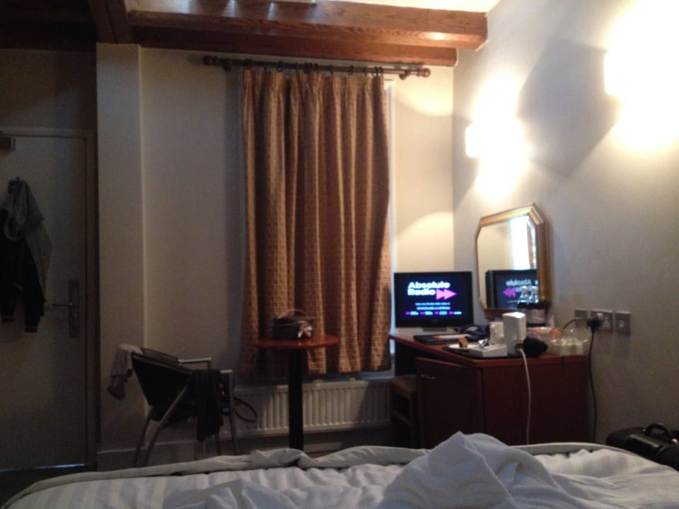 Hinter dem Vorhang: Ein Fenster zum Gang hinaus  The Lodge Hotel