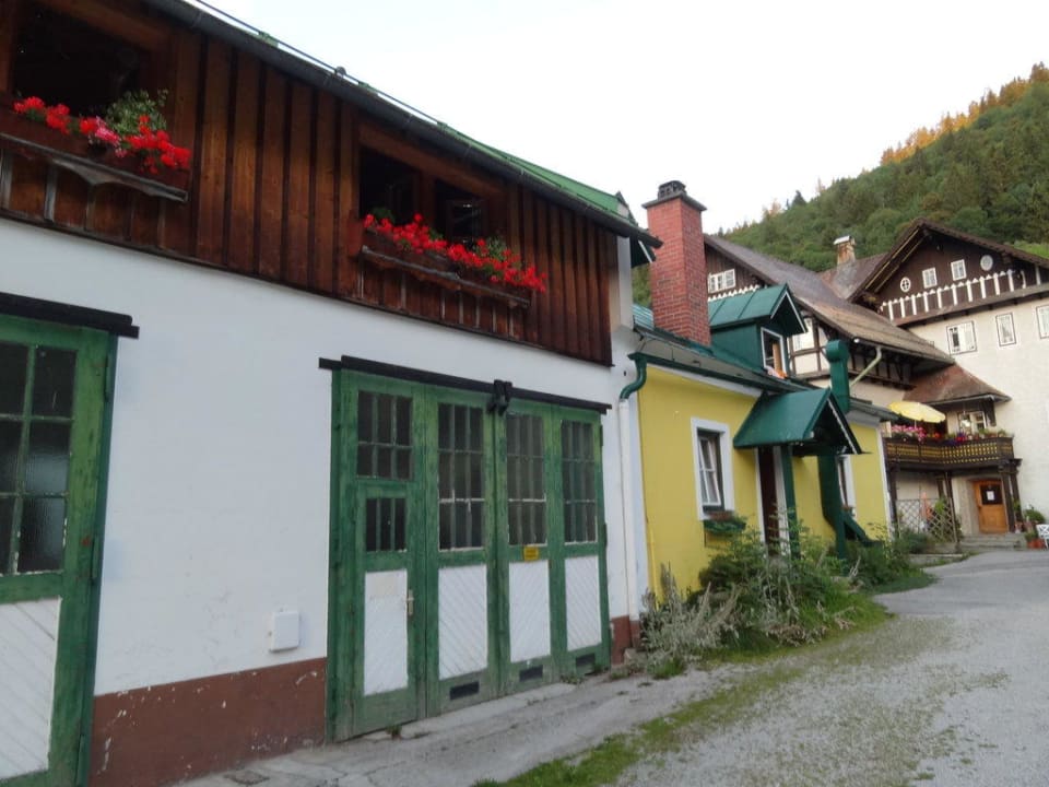 Kein Sitzen vor dem Haus möglich  . .  Das Dorf in der Stadt