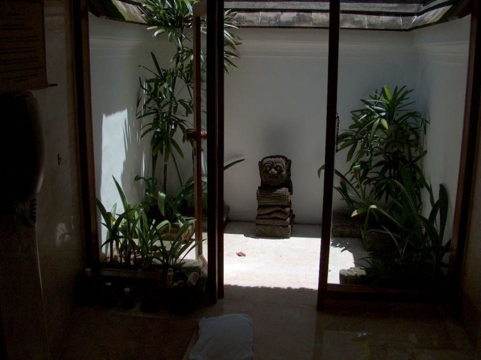 Das Bad mit Innenhof The Oberoi Beach Resort, Bali