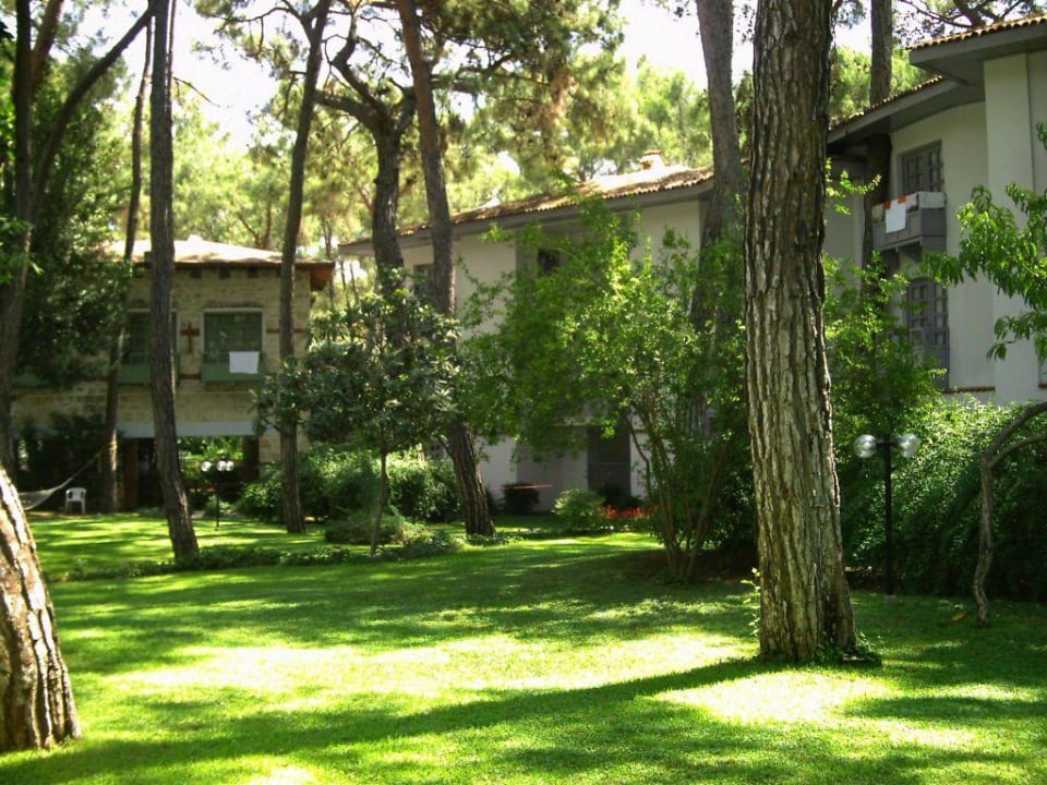 Grünanlage zwischen den Untekünften Ulusoy Kemer Holiday Club