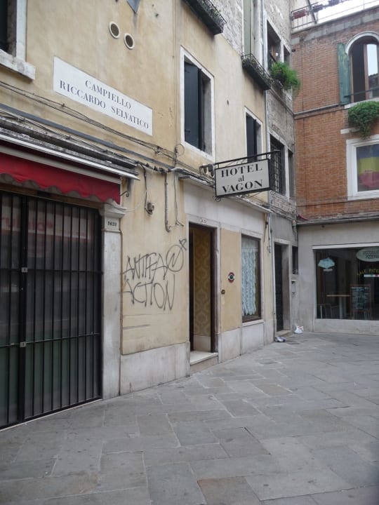 Eingang Hotel Vagon Hotel Al Vagon