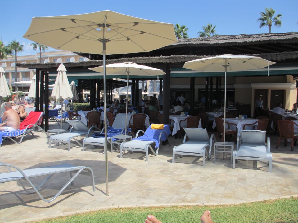"PoolBar" ohne jegliche Trennung zum Liegebereich Hipotels Playa la Barrosa