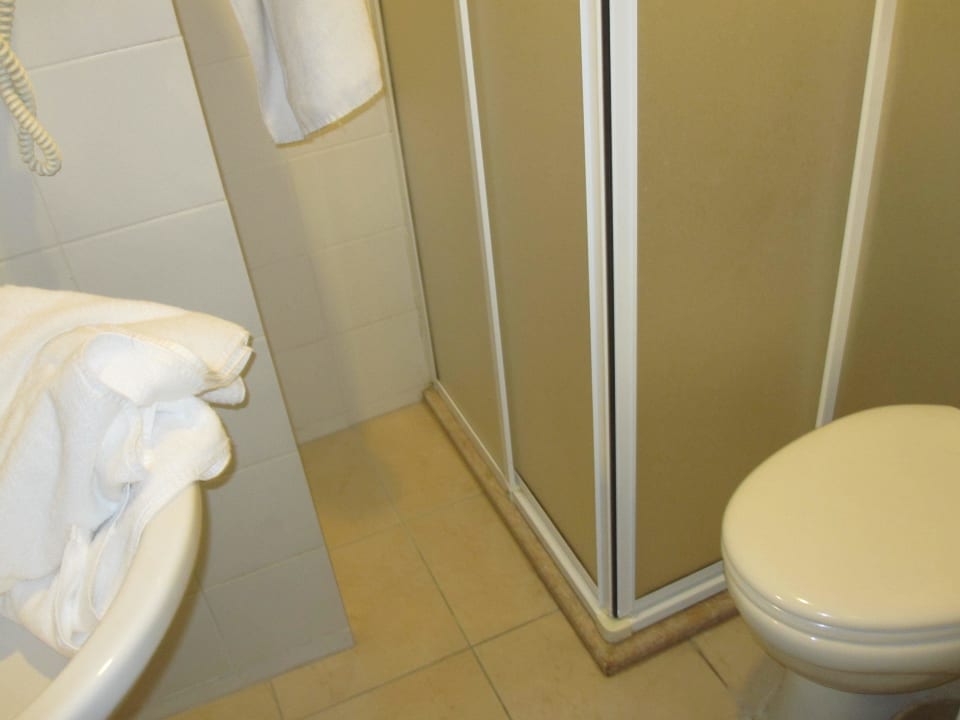 Bad mit Dusche und WC  Parador Beach Hotel