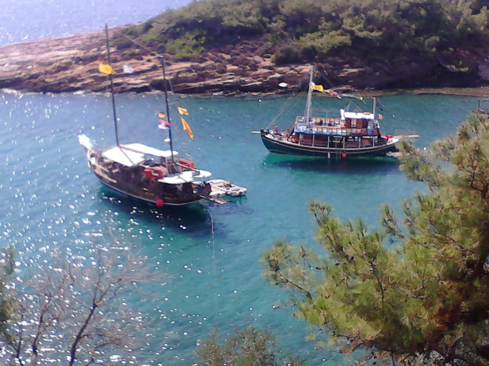 Schiffe mit Touristen von der Insel zu der archäol Gorgona Rooms