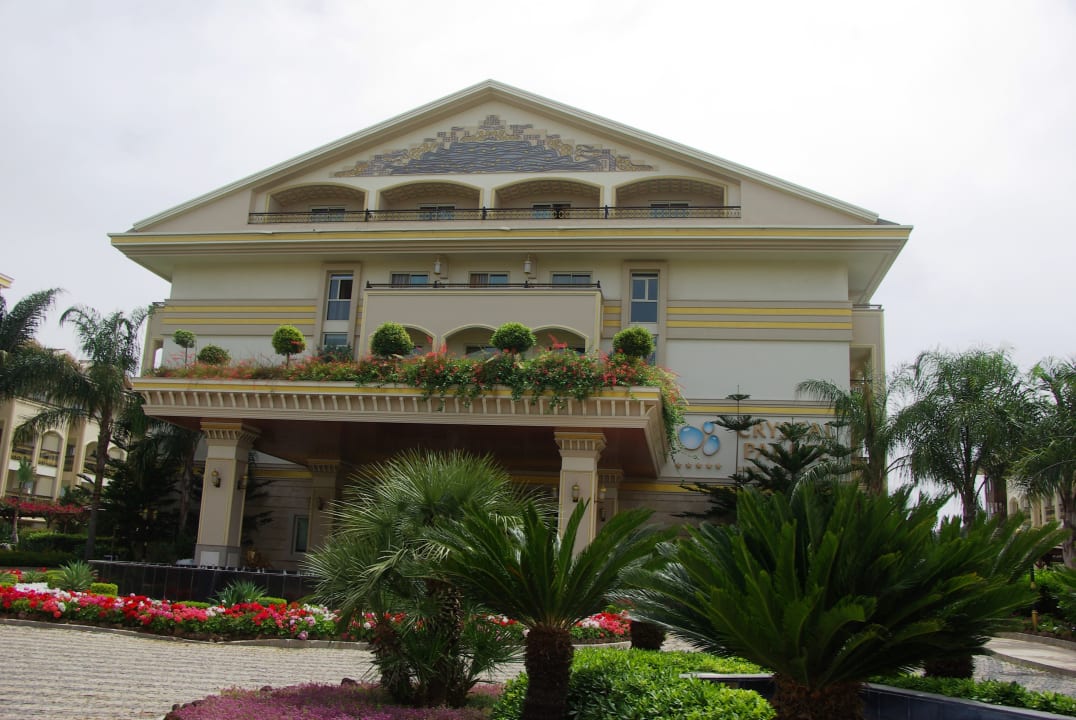 Zur Front vom Hotel Diamond Excellence Resort & Spa
