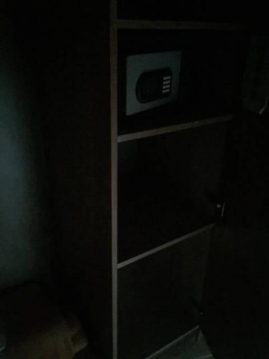 Dunkler Kleiderschrank, bei geschl. Tür Cases de Son Barbassa