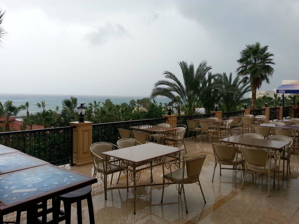 Blick von Terrasse auf Meer Oscar Resort Hotel